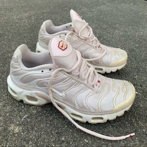 Women’s 6.5 NIKE AIR MAX PLUS TN SE Pale Pink Athletic Shoes Sneakers CD0182-600